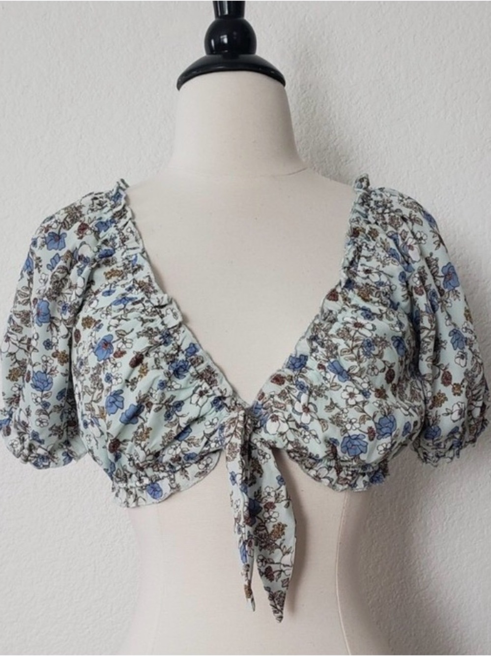 Forever 21 Light Blue Floral Tie-Front Crop Top